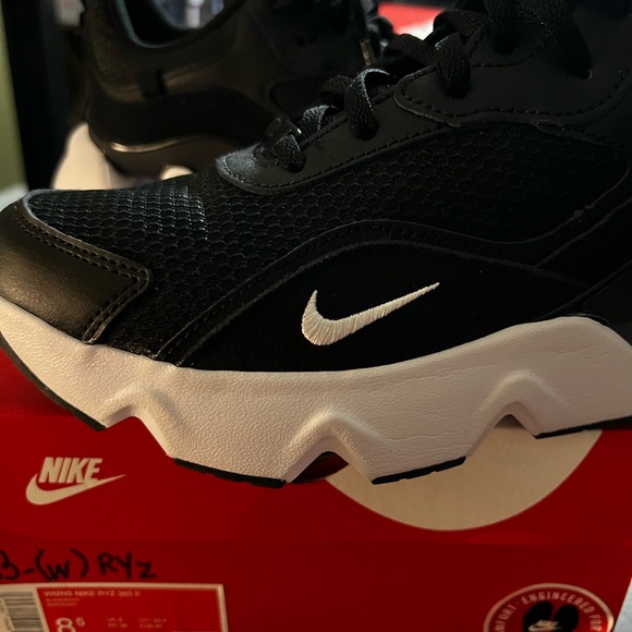 Nike Women's Ryz 365 2 Black and White Athletic Shoes - size 8.5 - Picture 4 of 9